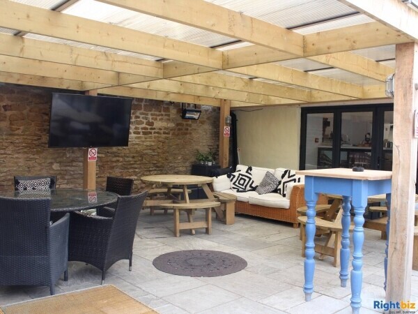 NORTHAMPTONSHIRE - RECENTLY RENOVATED STONE BUILT SOUGHT AFTER VILLAGE FREEHOUSE Photo 7