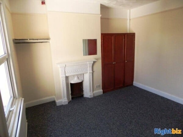 FREEHOLD SEMI-DETACHED NINE BED GUEST HOUSE (NOT CURRENTLY TRADING) - HIGHLY POPULAR AREA - SLOUGH Photo 7