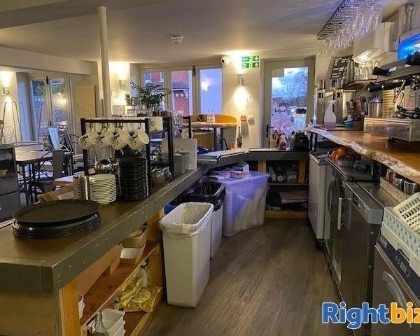 High class cafe in prosperous Thameside village in Berkshire Photo 7