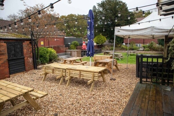 SURREY - PUB IN AFFLUENT HASLEMERE Photo 7