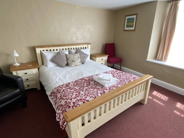 SOMERSET - WELL PRESENTED HOTEL IN TOWN CENTRE Photo 7