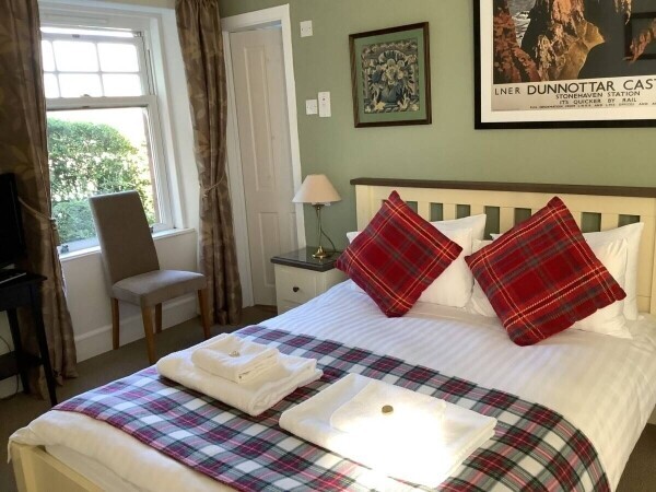 A Magnificent Bed and Breakfast with Traditional Tea Room in Stonehaven, Aberdeenshire. (ref 1497) Photo 7