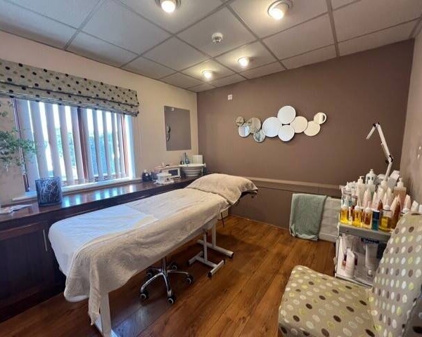 Superb, CLARINS GOLD Beauty Salon in Bingham, Nottinghamshire. Retirement Sale. Photo 6