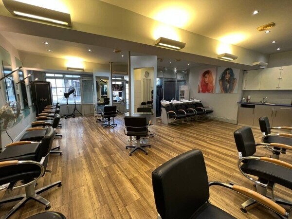 SMALL CHAIN HAIR/BEAUTY/SPA BATH AND WELLS Photo 7