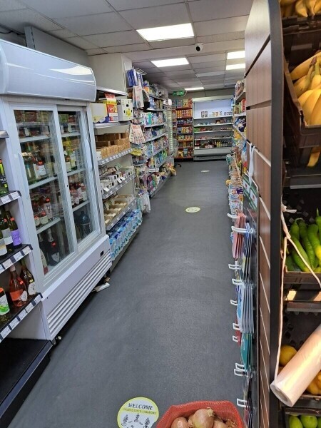 Off licence London big shop tobacco wines spirit Goldmine Photo 7