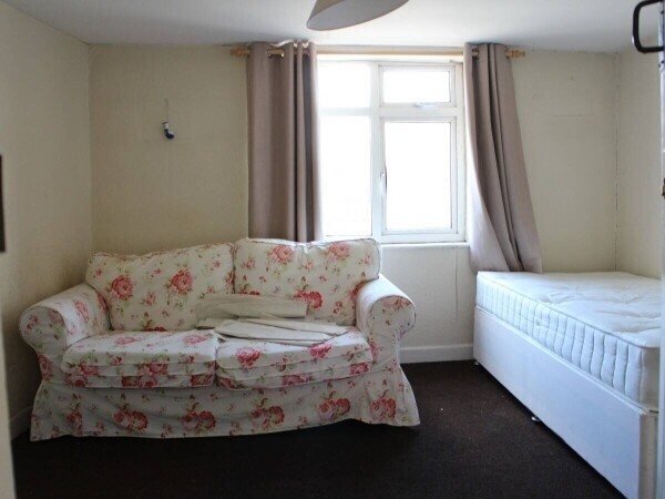 NORTHAMPTONSHIRE - WET LED 4 BEDROOM PUBLIC HOUSE LOCATED IN A RESIDENTIAL AREA Photo 7