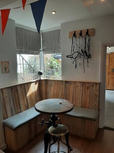 Great Opportunity to Own A Unique And Bespoke Tap and Cocktail Bar In The Heart Of Henley-on-Thames Photo 7