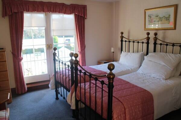 SOUTH STAFFORDSHIRE - OUTSTANDING VILLAGE FREEHOUSE Photo 7