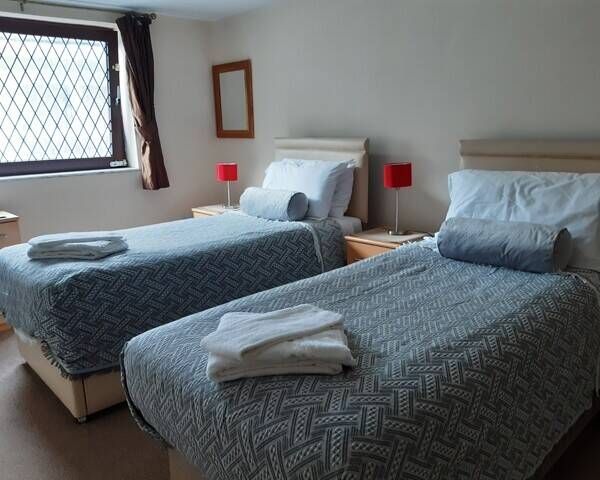 SWANSEA VALLEY - CHARACTER COTTAGE STYLE SIX BEDROOM B&B - APPOINTED TO A VERY GOOD STANDARD Photo 7