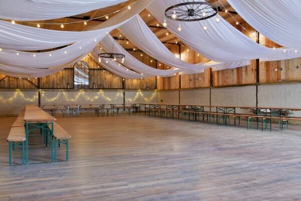 Peak District Holiday Barn with Wedding Venue Photo 7