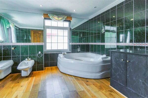 Auction Lot: White Lodge, Ilsham Marine Drive, Torquay, Devon, TQ1 2HT For Sale in Torquay Photo 7