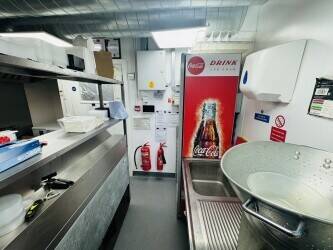 Chinese takeaway restaurant in Canning Town Photo 7