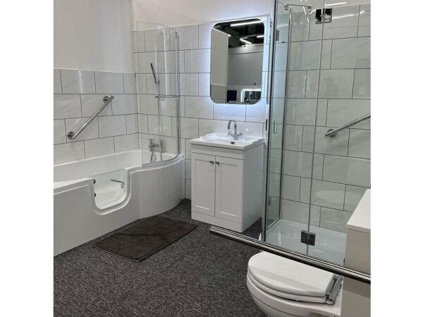 Highly Rated Bathroom Showroom For Sale Photo 7