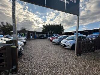 Car Dealer for Sale With Workshop Showroom and Kitchen Photo 7