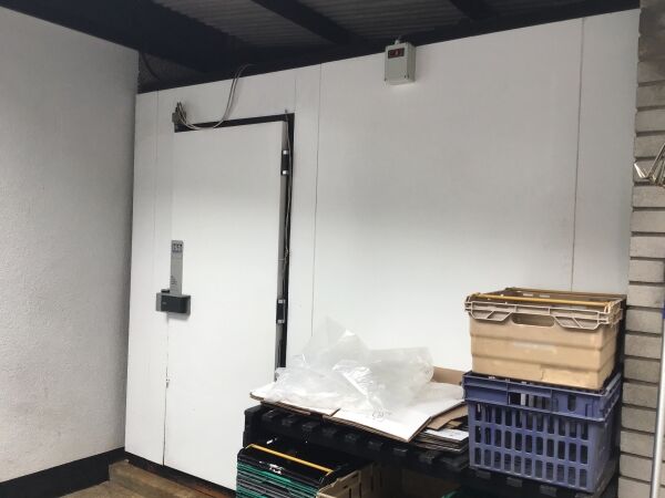 £3,300+ p/wk  BUTCHERs SHOP WITH NICE, S/CONT FLAT, BRIDGEND Photo 7