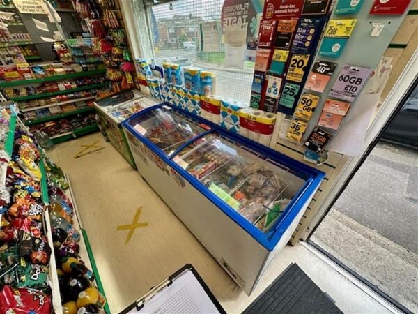 FREEHOLD CONVENIENCE STORES/LOTTERY & OFF LIC3 BED ACCOMMODATION - LAWNED REAR GARDEN Photo 6