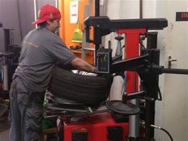 TYRE SALES/FITTING & REPAIRS CENTRE FOR SALE IN MELKSHAM/WILTS Photo 8