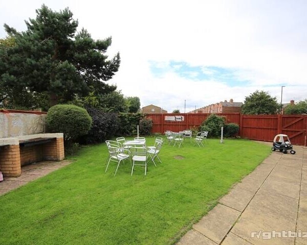 TYNE & WEAR - SUBSTANTIAL PROPERTY IN LARGE SITE Photo 8