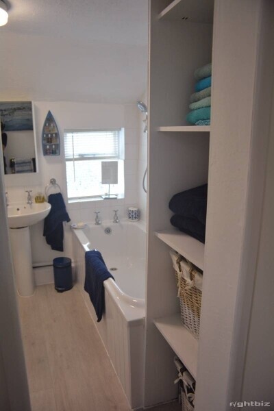 Established Quality Ladies Dress Agency Business for sale with 2 bedroom living accommodation Photo 8