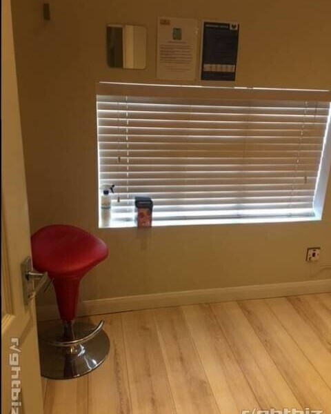 Tanning salon with expansion for barbers / Hair dressers or other, prime location Photo 8