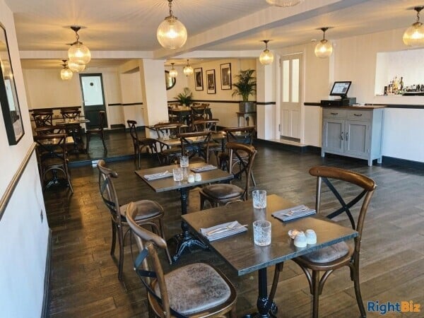 Amazing refurbished modern restaurant, potential to increase opening times and revenue. Photo 8