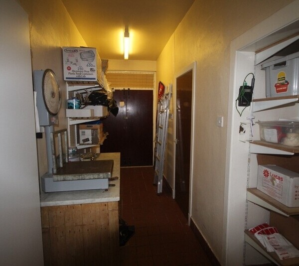 Class 3 Hot Food Takeaway / Cafe in Excellent Canalside Location for Lease Photo 8