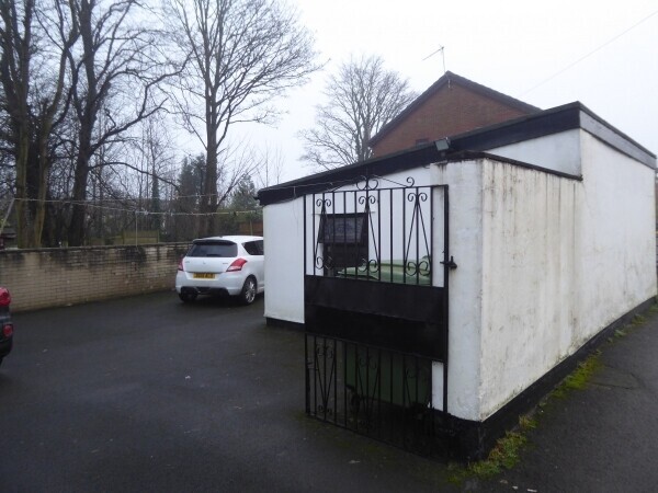 Freehold A5 Commercial Premises with 4 bedroom flat Takeaway Potential Restaurant Business For Sale Photo 8