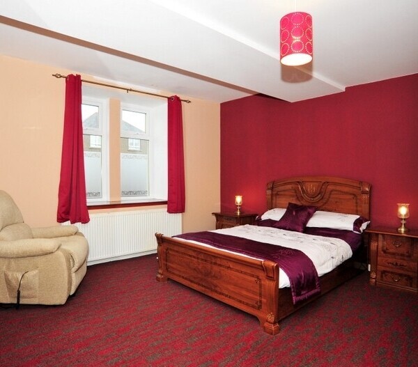 Outstanding 9-Bedroom Village Inn Situated in Angus Photo 8