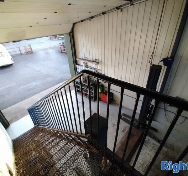 Well-established Garage with repeated custom Photo 8