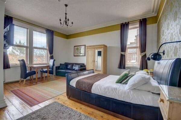 Hotel & Guest Houses For Sale in Whitby Photo 8