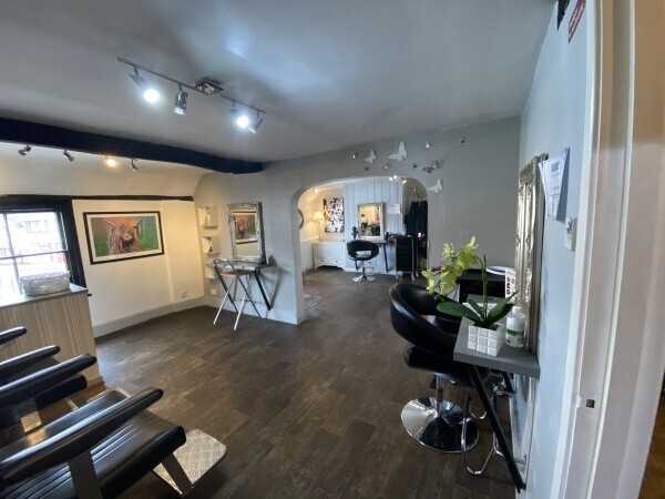 Leasehold hair and beauty salon for sale in the historic town of Amesbury Wiltshire Photo 8