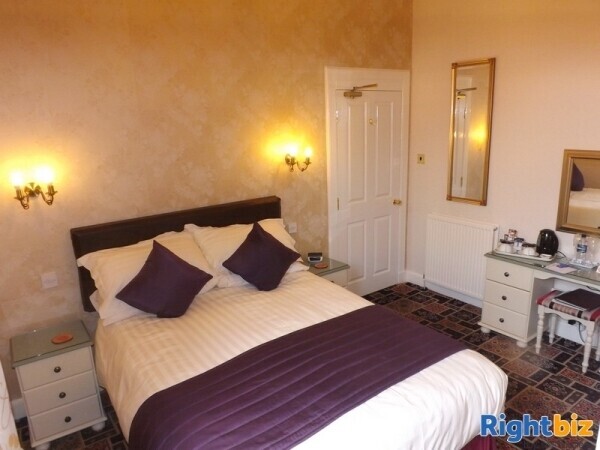 Excellent 5-Bedroom Guest House in Perth Photo 8