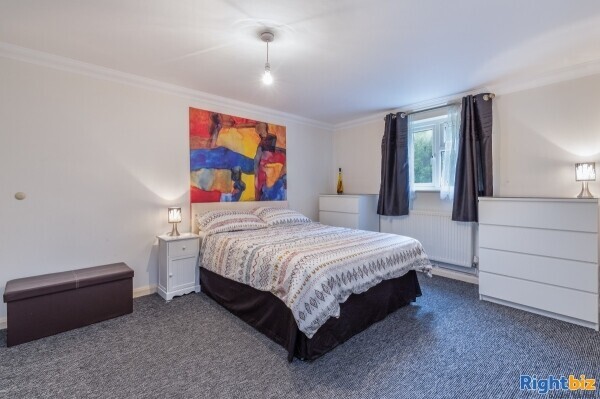 Post Office/Retail with Modern 2 Bedroom Flat Photo 8