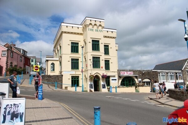 SAUNDERSFOOT BEACH FRONT - TRADITIONAL PUB OVERLOOKING SAUNDERSFOOT BEACH Photo 8