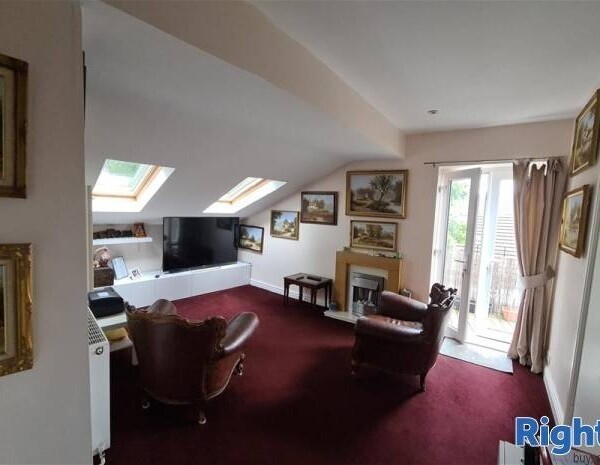FREEHOLD Detached Bar in a Busy Market Town on the Outskirts of Leeds Photo 8