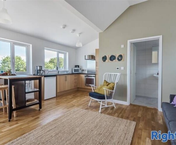 Under Offer: Immaculate Hotel on the North Cornish Coastline For Sale in Perranporth Photo 8