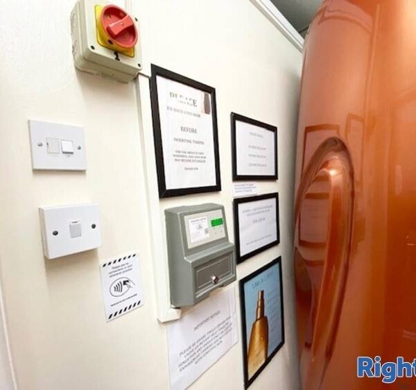 Leasehold Tanning Salon Located In Bloxwich Photo 8