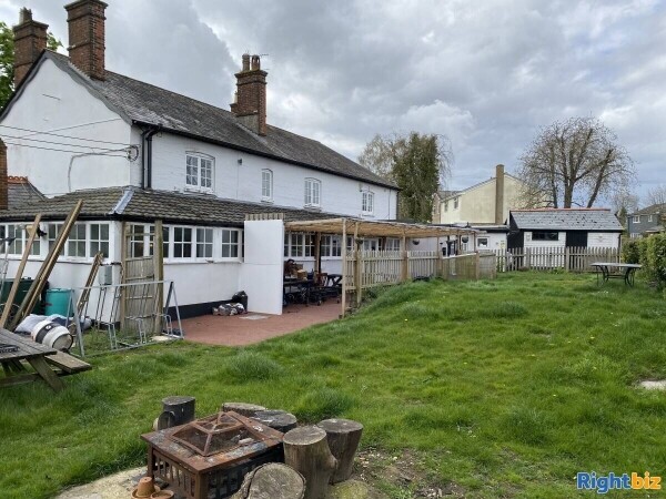 HAMPSHIRE - FREE OF TIE AFFLUENT VILLAGE PUB Photo 8