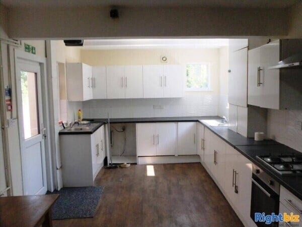 FREEHOLD SEMI-DETACHED NINE BED GUEST HOUSE (NOT CURRENTLY TRADING) - HIGHLY POPULAR AREA - SLOUGH Photo 8