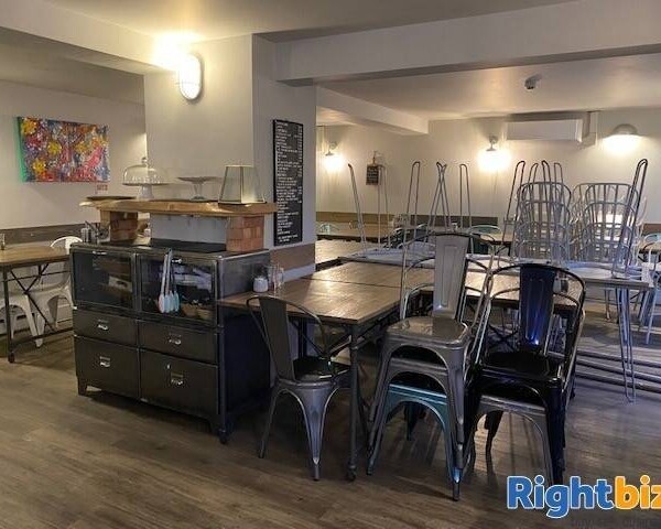 High class cafe in prosperous Thameside village in Berkshire Photo 8