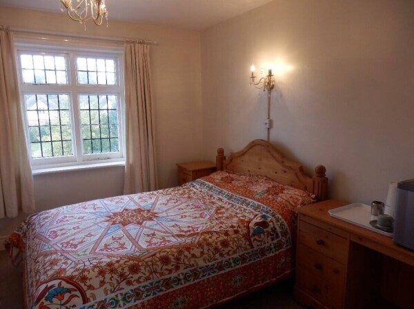 SOUGHT AFTER COUNTRY STORE - SUPERB 3/4 BEDROOM LIVING ACCOMMODATION - NEWBURY AREA, WEST BERKSRD Photo 8