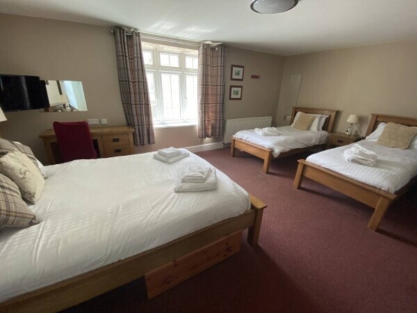 SOMERSET - WELL PRESENTED HOTEL IN TOWN CENTRE Photo 8