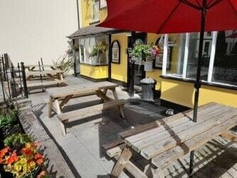 CARMARTHENSHIRE - WELL ESTABLISHED AND PROFITABLE LICENSED FISH & CHIP TAKEAWAY & RESTAURANT Photo 8