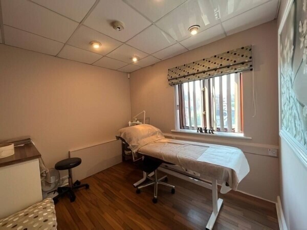 Superb, CLARINS GOLD Beauty Salon in Bingham, Nottinghamshire. Retirement Sale. Photo 7