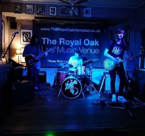 Extremely Well Established Pub With Live Music For Sale Photo 8