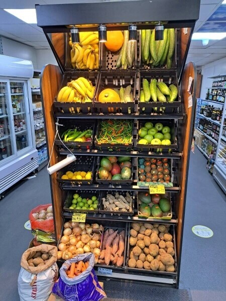 Off licence London big shop tobacco wines spirit Goldmine Photo 8
