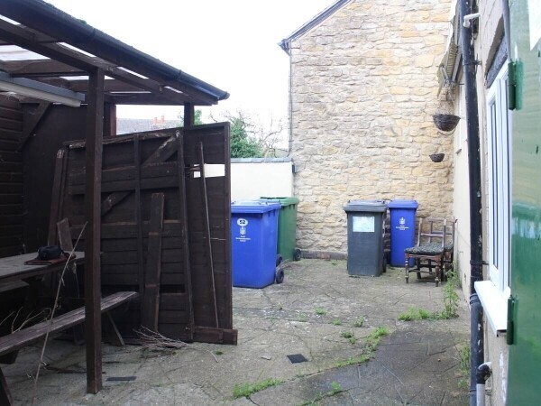 NORTHAMPTONSHIRE - WET LED 4 BEDROOM PUBLIC HOUSE LOCATED IN A RESIDENTIAL AREA Photo 8