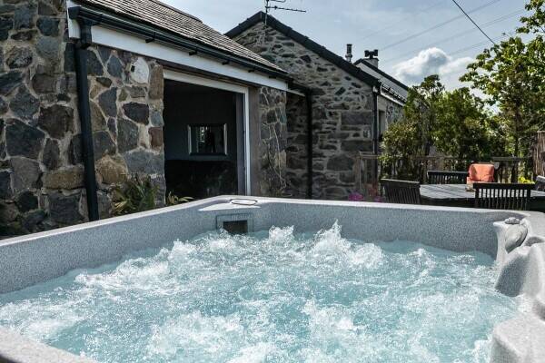 3 BEDROOM FARMHOUSE WITH TWO SELF-CATERED HOLIDAY COTTAGES WITH GYM Photo 8