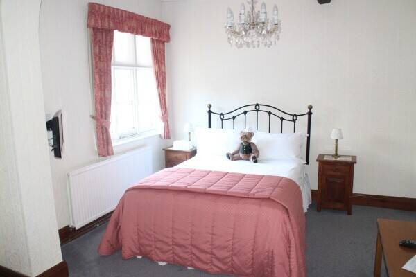 SOUTH STAFFORDSHIRE - OUTSTANDING VILLAGE FREEHOUSE Photo 8