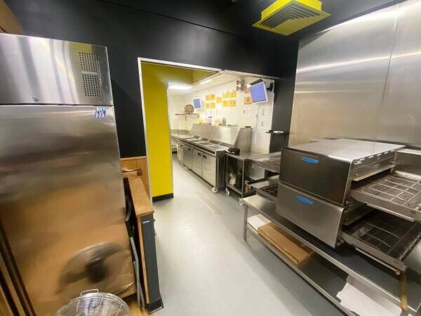 STAFF RUN PIZZA TAKEAWAY & DARK KITCHEN WITHIN SHOPPING CENTRE Photo 8
